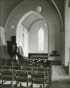 826-11 Interieur van de Nederlandse Hervormde kerk te 's-Gravenpolder, na de restauratie onder leiding van ...
