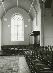 826-12 Interieur van de Nederlandse Hervormde kerk te 's-Gravenpolder, na de restauratie onder leiding van ...