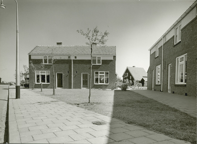 905-4 58 woningwetwoningen te Nieuwerkerk, ontworpen door architectenbureau Rothuizen 't Hooft, in opdracht van de ...