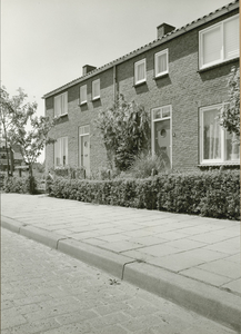 905-5 58 woningwetwoningen te Nieuwerkerk, ontworpen door architectenbureau Rothuizen 't Hooft, in opdracht van de ...