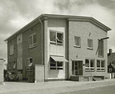 983-1 Knooppunt telefooncentrale te Oostburg, ontworpen door architect P.J. 't Hooft in opdracht van PTT Nederland
