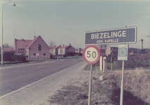 1-20 Begin van de Abijstraat te Biezelinge gezien vanaf de Smokkelhoekweg. Rechts op de achtergrond de fabriek van ...