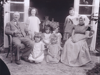 11-1341 Het gezin Hendrik Blok en vrouw met kleinkinderen. Op de foto staat 25 juni 1924, 5 uur zomertijd, bewolkt
