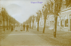 13-108 De Dorpsstraat te Wemdlinge met rechts het oude gemeentehuis