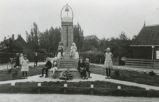 13-129 Monumentje op het eind van de Dorpsstraat en de Zandweg te Wemeldinge. Opgericht ter ere van het 25-jarig ...
