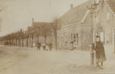 13-136 Begin van de Dorpsstraat te Wemeldinge aan de oostzijde. Rechts de timmermanswinkel/werkplaats van Hendrik Kosten