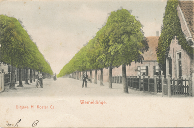 13-140 Begin van de Dorpsstraat oostzijde te Wemeldinge. Rechts het huis van aannemer/timmerman en fotograaf Hendrik ...