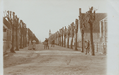 13-142 De Dorpsstraat te Wemeldinge ter hoogte van de woning van fotograaf Hendrik Kosten. Rechts staat vermoedelijk ...