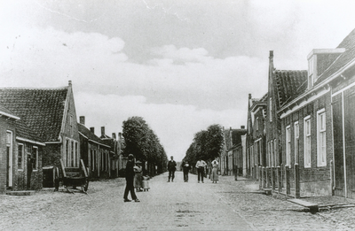 13-145 De Dorpsstraat te Wemeldinge aan de westzijde. Links de oude smederij en daarnaast de bakkerij van Burger