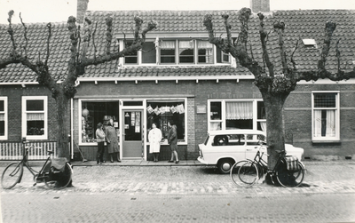 13-85 De kantoorboekhandel en kadowinkel van Hamelink, Dorpsstraat 47 te Wemeldinge.