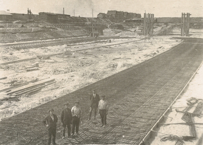 14-261 Bouw van de Grote of Oostsluis bij Wemeldinge, op 23 mei 1928 in gebruik genomen. Betonvlechtwerk voor de vloer ...