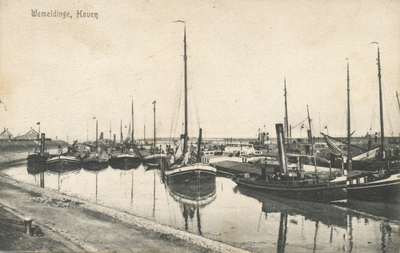 14-271 Wemeldinge, Haven. De buitenhaven te Wemeldinge met schepen wachtend op een schutting. Links ligt de Nieuwendijk