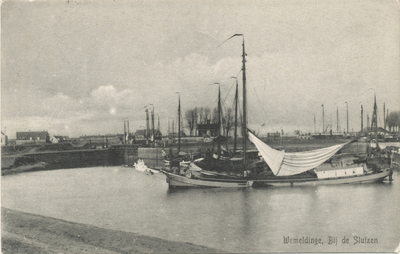 14-273 Binnenhaven te Vlissingen gezien vanuit het zuiden. Links Hotel Smits en de kleine sluis, rechts de middensluis