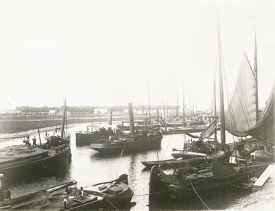 14-294 Zicht op de Binnenhaven vanaf de Bonzijbrug te Wemeldinge. Rechts liggen schepen afgemeert aan de oude loswal