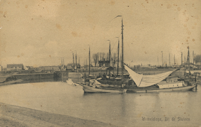 14-303 Wemeldinge. Bij de Sluizen. De binnenhaven gezien vanaf de westkanaaldijk te Wemeldinge, met links de kleine ...