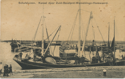 14-304 Schutsluizen. Kanaal door Zuid-Beveland. De buitenhaven gezien vanaf de kleine sluis te Wemeldinge, met aan de ...