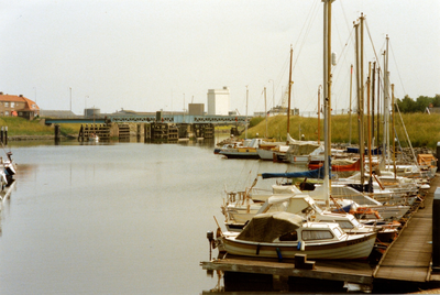 19-1104 De jachthaven in de binnenhaven te Wemeldinge gezien vanaf de kleine sluis richting Bonzijweg