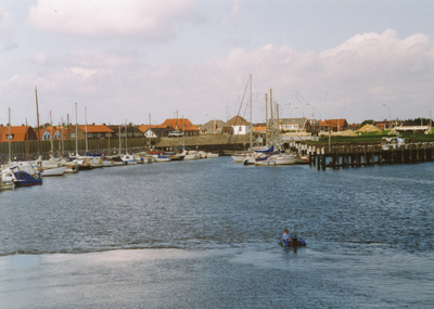 19-1105 De jachthaven in de binnenhaven te Wemeldinge gezien vanaf de Bonzijbrug. Links en op de achtergrond is men ...