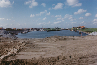 19-1106 De jachthaven in de binnenhaven te Wemeldinge gezien vanaf de Bonzijbrug. Op de voorgrond de zanddam die net ...