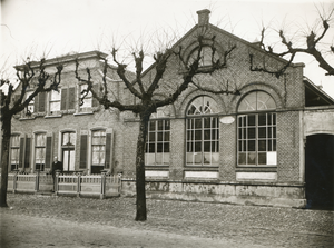 19-997 De Openbare Lagere School aan de Dorpsstraat te Wemeldinge, met links de onderwijzerswoning. Afgebroken in 1904. ...