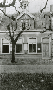 19-998 Het oude gemeentehuis met het Franse torentje midden in de Dorpsstraat te Wemeldinge. Afgebroken in 1905