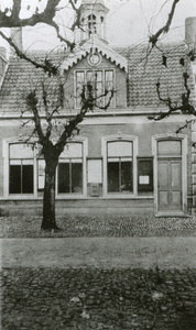 19-998 Het oude gemeentehuis met het Franse torentje midden in de Dorpsstraat te Wemeldinge. Afgebroken in 1905