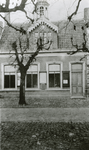 19-998 Het oude gemeentehuis met het Franse torentje midden in de Dorpsstraat te Wemeldinge. Afgebroken in 1905