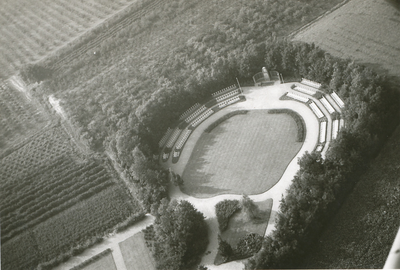 20-111 De Franse Militaire Begraafplaats in Kapelle vanuit de lucht. Het geheel is circa 1 hectare groot en is ...