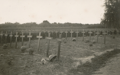 20-163 De Franse Militaire Begraafplaats te Kapelle in z'n eerste aanleg. Later is daar in 1950 een nieuwe ...