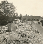 20-185 Oorlogsschade aan het Kerkplein te Kapelle in mei 1940. Links stond het gemeentehuis en andere woningen die ...