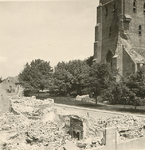 20-186 Oorlogsschade aan de Nederlandse Hervormde kerk te Kapelle in mei 1940. Op de voorgrond het verwoeste ...