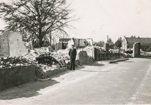 20-188 Oorlogsschade aan het Kerkplein te Kapelle in mei 1940. Rechts op de achtergrond de oude openbare school. De ...