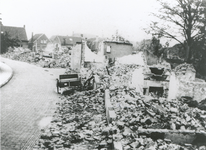 20-197 Verwoeste woningen aan het Kerkplein te Kapelle. Ook het gemeentehuis was totaal verwoest door granaatvuur van ...
