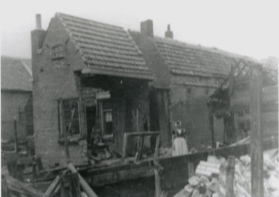 20-208 Oorlogsschade aan de woning van Schot aan de Biezelingsestraat te Kapelle
