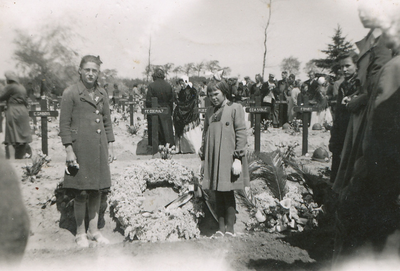 20-89 Herdenking op de Franse Militaire Begraafplaats te Kapelle in mei 1947