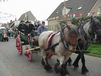 2000KAP10 Een boerenwagen in de optocht tijdens Koninginnedag te Kapelle