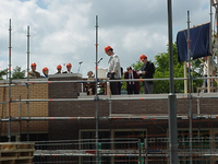 2000KAP12 Toespraak tijdens het bereiken van het hoogste punt van de bouw van dorpscentrum en woonzorgcomplex De Wemel ...