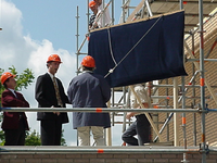 2000KAP13 Onthulling van het naambord van dorpscentrum De Wemel aan het Dorpsplein te Wemeldinge