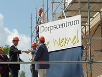2000KAP14 Onthulling van het naambord van dorpscentrum De Wemel aan het Dorpsplein te Wemeldinge
