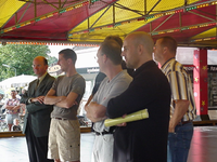 2000KAP2 Een groep personen bij de botsauto attractie tijdens de Kapelse dag te Kapelle. 2e van links wethouder J. Herselman