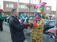 2001KAP12 Opening van het heringerichte dorpscentrum aan de Weststraat te Kapelle. Wethouder G. Burger ontvangt een ...