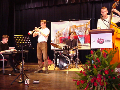 2001KAP20 Optreden van een band tijdens de opening van dorpscentrum De Wemel te Wemeldinge