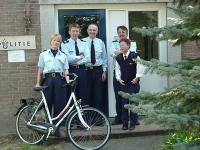 2001KAP30 Politiefunctionarissen voor het politiebureau aan de Oude Bosstraat 1a te Kapelle