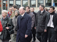 2001KAP33 Aanvang van de stille tocht naar de Franse militaire begraafplaats te Kapelle tijdens de dodenherdenking. ...