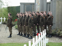 2001KAP35 Militairen salueren tijdens de dodenherdenking op de Franse militaire begraafplaats te Kapelle