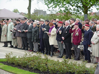 2001KAP36 Hoogwaardigheidsbekleders en veteranen tijdens de dodenherdenking op de Franse militaire begraafplaats te Kapelle
