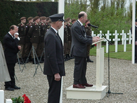 2001KAP37 Toespraak van burgemeester G.C. de Groot tijdens de dodenherdenking op de Franse militaire begraafplaats te Kapelle