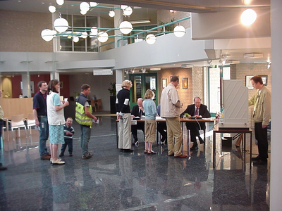 2002KAP15 Stembureau met stemcomputer in het gemeentehuis van Kapelle tijdens de Tweedekamerverkiezingen