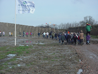 2002KAP3 Schoolkinderen onderweg naar de locatie van de te planten bomen tijdens de Nationale Boomplantdag te Kapelle