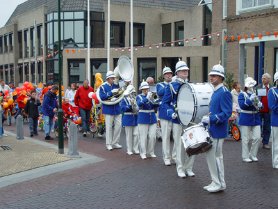 2003KAP13 Showkorps Jonge Kracht begeleidt de optocht van versierde fietsen tijdens Koninginnedag te Kapelle